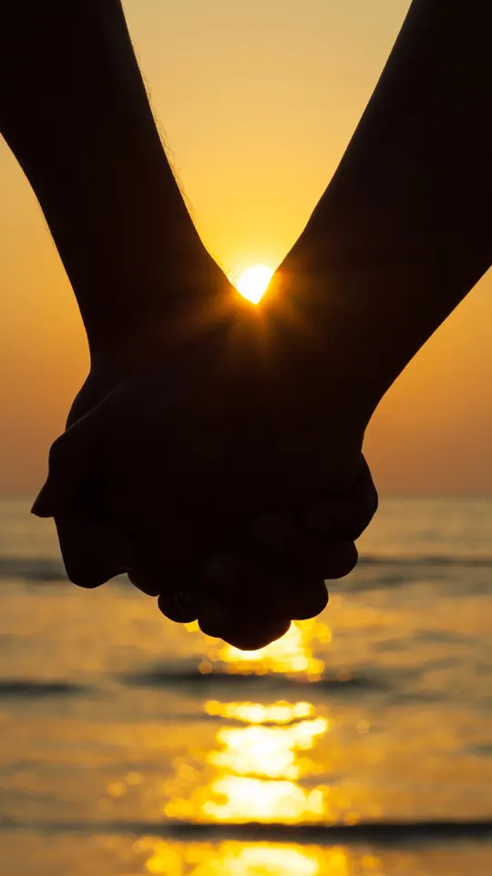 Couple holding hands - 540x960 v0.01